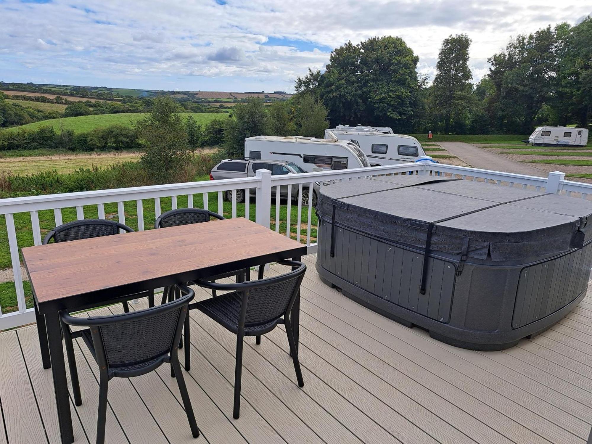 Our Kingfisher 34-4 Persons With Private Hot Tub-Pet Friendly-Tranquil Holiday Away From It All Yet Not Far From St Austell- The Holiday Home Has Two Bedrooms, Living And Dining Area, Equipped Kitchen-Decking-Outdoor Furniture-Fishing Lakes-Perfect Grampound Exterior foto