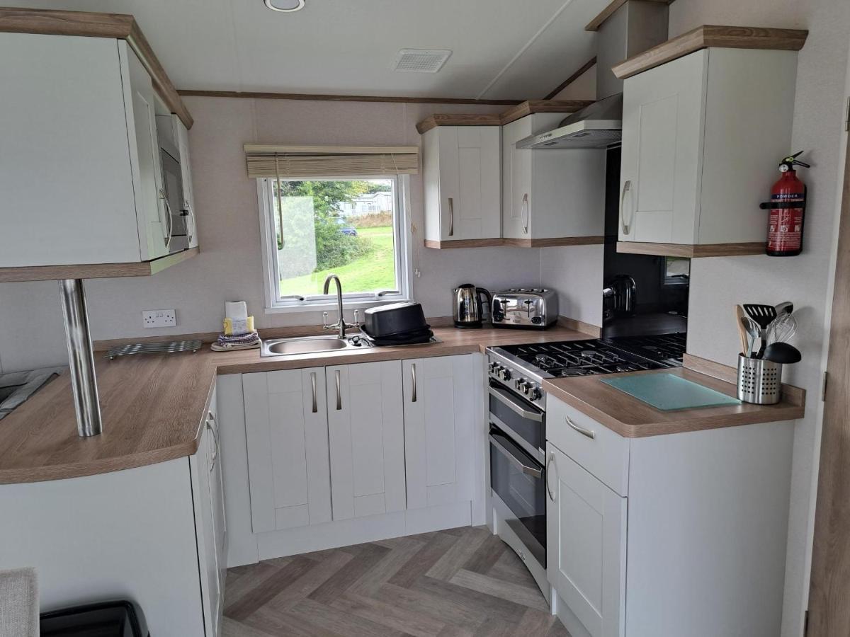 Our Kingfisher 34-4 Persons With Private Hot Tub-Pet Friendly-Tranquil Holiday Away From It All Yet Not Far From St Austell- The Holiday Home Has Two Bedrooms, Living And Dining Area, Equipped Kitchen-Decking-Outdoor Furniture-Fishing Lakes-Perfect Grampound Exterior foto
